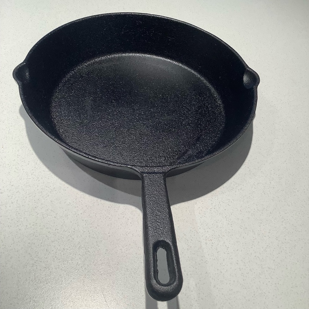 Utopia Kitchen Cast Iron Pan 10” Used Twice